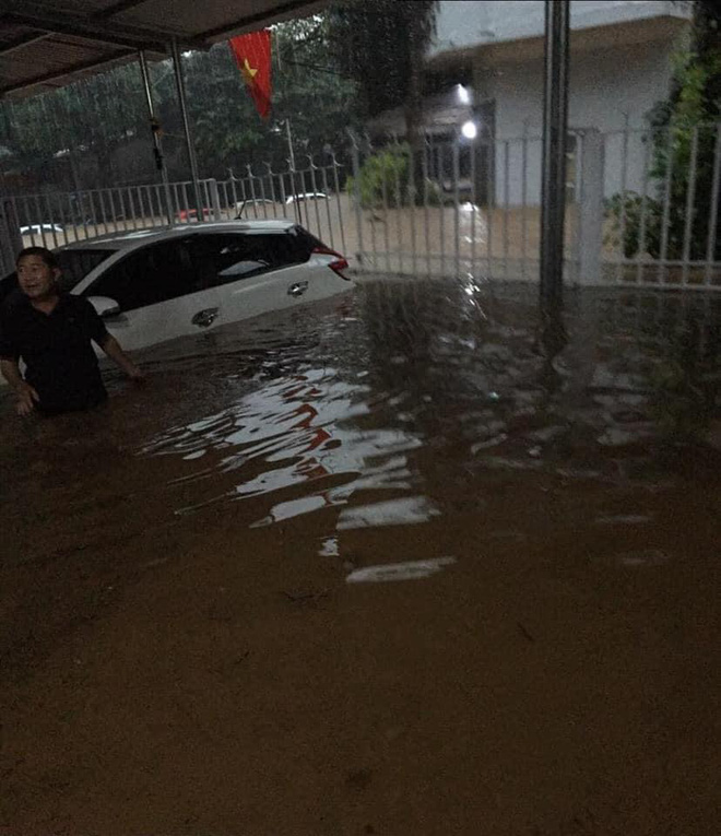 Mưa lớn, nước chảy cuồn cuộn, ngập sâu tới cả mét ở Hà Giang, clip và ảnh liên tục được chia sẻ-4