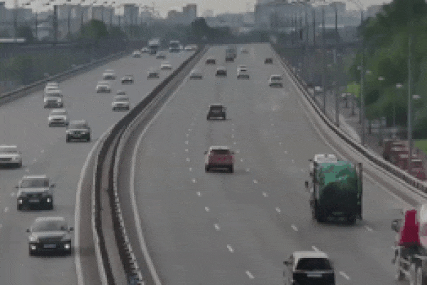 Xe trộn bê tông mất lái tông lật xe chở rác, chắn ngang cao tốc