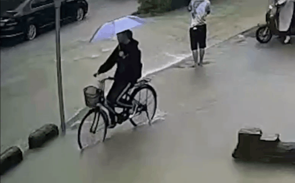 CLIP: Nữ sinh bất ngờ thụt xuống cống vẫn nắm chặt chiếc ô, diễn biến sau đó mới gay cấn-1