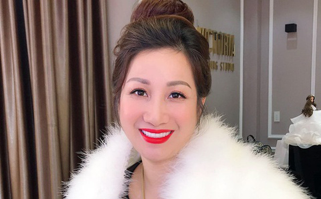 Người trúng đấu giá đất bị vợ Đường Nhuệ hất nước vào mặt, cho đàn em đấm túi bụi-1