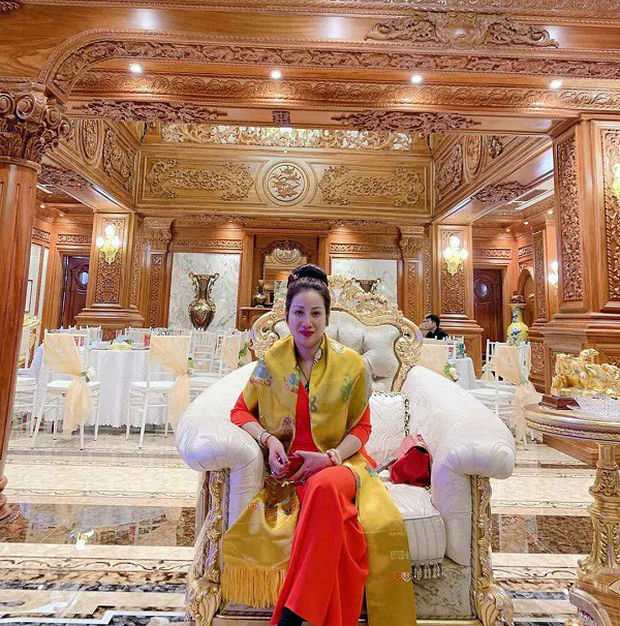 Người trúng đấu giá đất bị vợ Đường Nhuệ hất nước vào mặt, cho đàn em đấm túi bụi-2