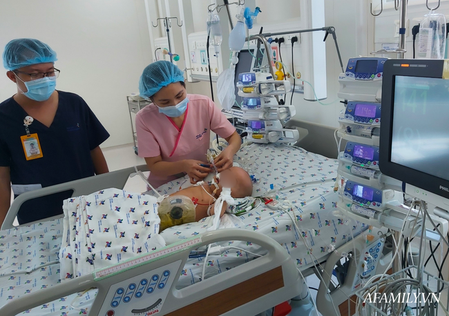 Trúc Nhi và Diệu Nhi được theo dõi sức khỏe thế nào trong phòng chăm sóc đặc biệt sau mổ?-2