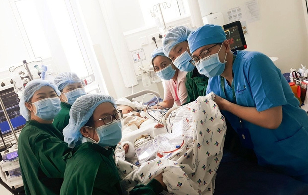 Trúc Nhi và Diệu Nhi được theo dõi sức khỏe thế nào trong phòng chăm sóc đặc biệt sau mổ?-3