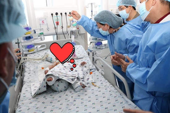 Trúc Nhi và Diệu Nhi được theo dõi sức khỏe thế nào trong phòng chăm sóc đặc biệt sau mổ?