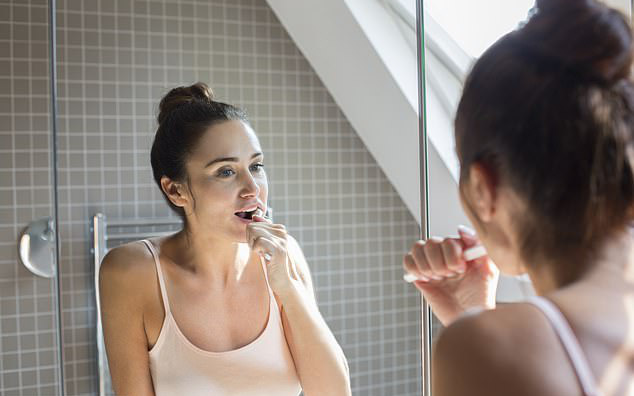 Đây là việc bác sĩ khuyến cáo mọi người nên làm ít nhất 2 lần mỗi ngày, nếu cố tình không làm sẽ tăng nguy cơ mắc 2 bệnh ung thư hiểm ác-1