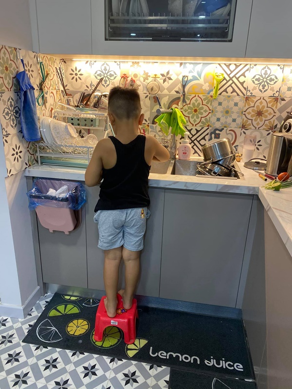 Con trai My sói Thu Quỳnh càng lớn càng giống Chí Nhân nhưng so độ ga-lăng thì ông bố phải hít khói-3