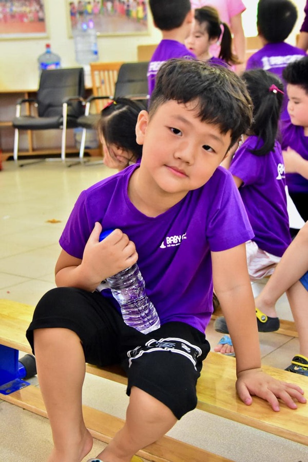 Con trai My sói Thu Quỳnh càng lớn càng giống Chí Nhân nhưng so độ ga-lăng thì ông bố phải hít khói-5