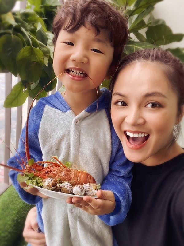 Con trai My sói Thu Quỳnh càng lớn càng giống Chí Nhân nhưng so độ ga-lăng thì ông bố phải hít khói-2