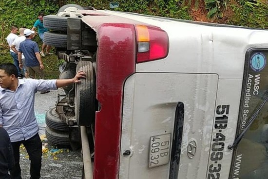 Xe khách chở gần 30 người lật ngang đèo tại Lào Cai