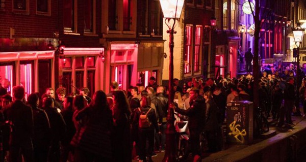 Phố đèn đỏ nổi tiếng nhất Hà Lan: Từ Disneyland 18+ thành khu phố ma chỉ sau 1 đêm, nhiều nhà thổ có nguy cơ đóng cửa vĩnh viễn-4