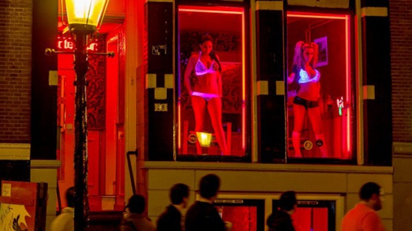Phố đèn đỏ nổi tiếng nhất Hà Lan: Từ Disneyland 18+ thành khu phố ma chỉ sau 1 đêm, nhiều nhà thổ có nguy cơ đóng cửa vĩnh viễn-6