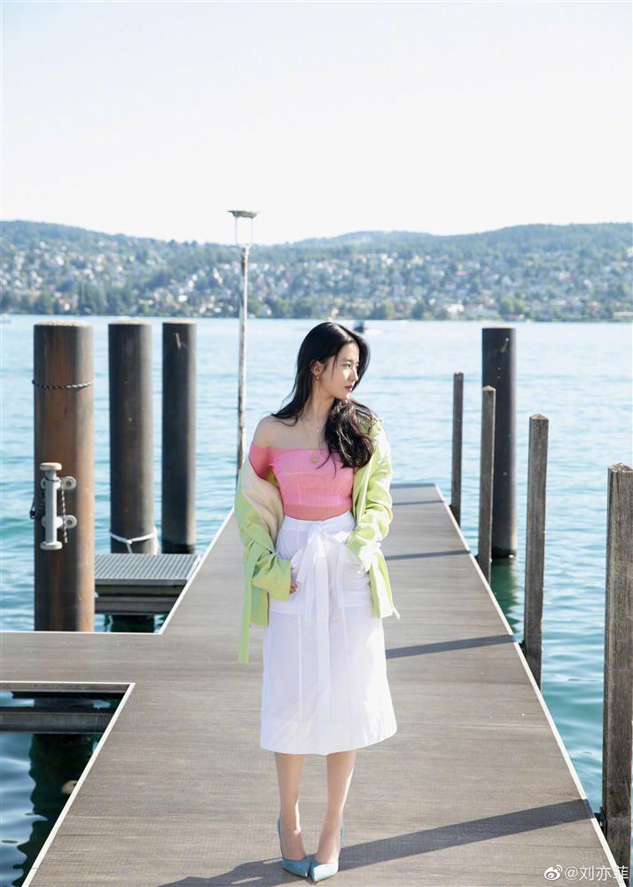 Lưu Diệc Phi lên đồ nhàu nhĩ còn phối màu khó cảm, khiến dân tình nhớ lại bộ cánh hàng chợ 4 năm trước-1