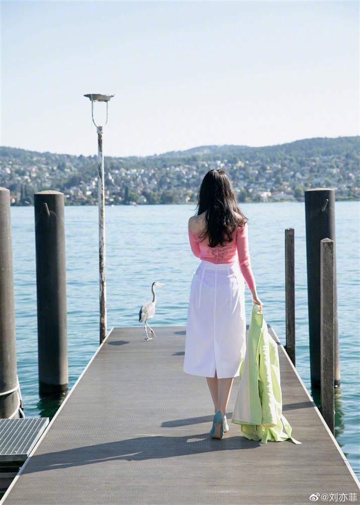 Lưu Diệc Phi lên đồ nhàu nhĩ còn phối màu khó cảm, khiến dân tình nhớ lại bộ cánh hàng chợ 4 năm trước-3