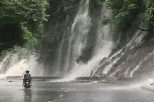 Lũ quét cuốn trôi người đi xe máy ở Nepal-1