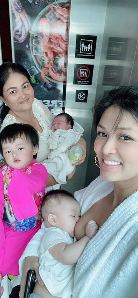 Mỹ nhân Việt lộ ngực trần khi cho con bú, có người vén áo ngay trong thang máy-1