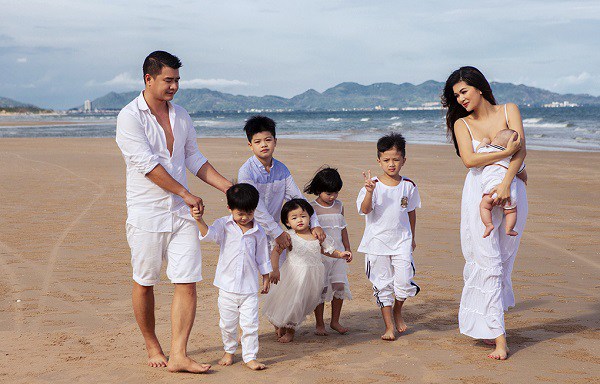 Mỹ nhân Việt lộ ngực trần khi cho con bú, có người vén áo ngay trong thang máy-2