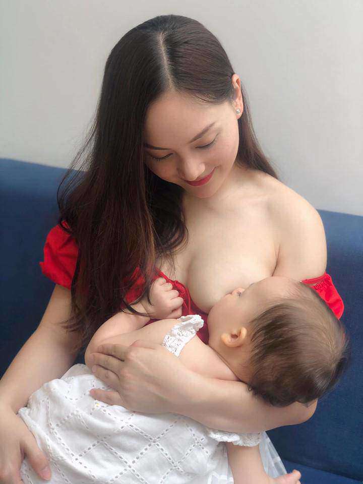 Mỹ nhân Việt lộ ngực trần khi cho con bú, có người vén áo ngay trong thang máy-4