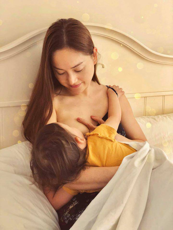 Mỹ nhân Việt lộ ngực trần khi cho con bú, có người vén áo ngay trong thang máy-5