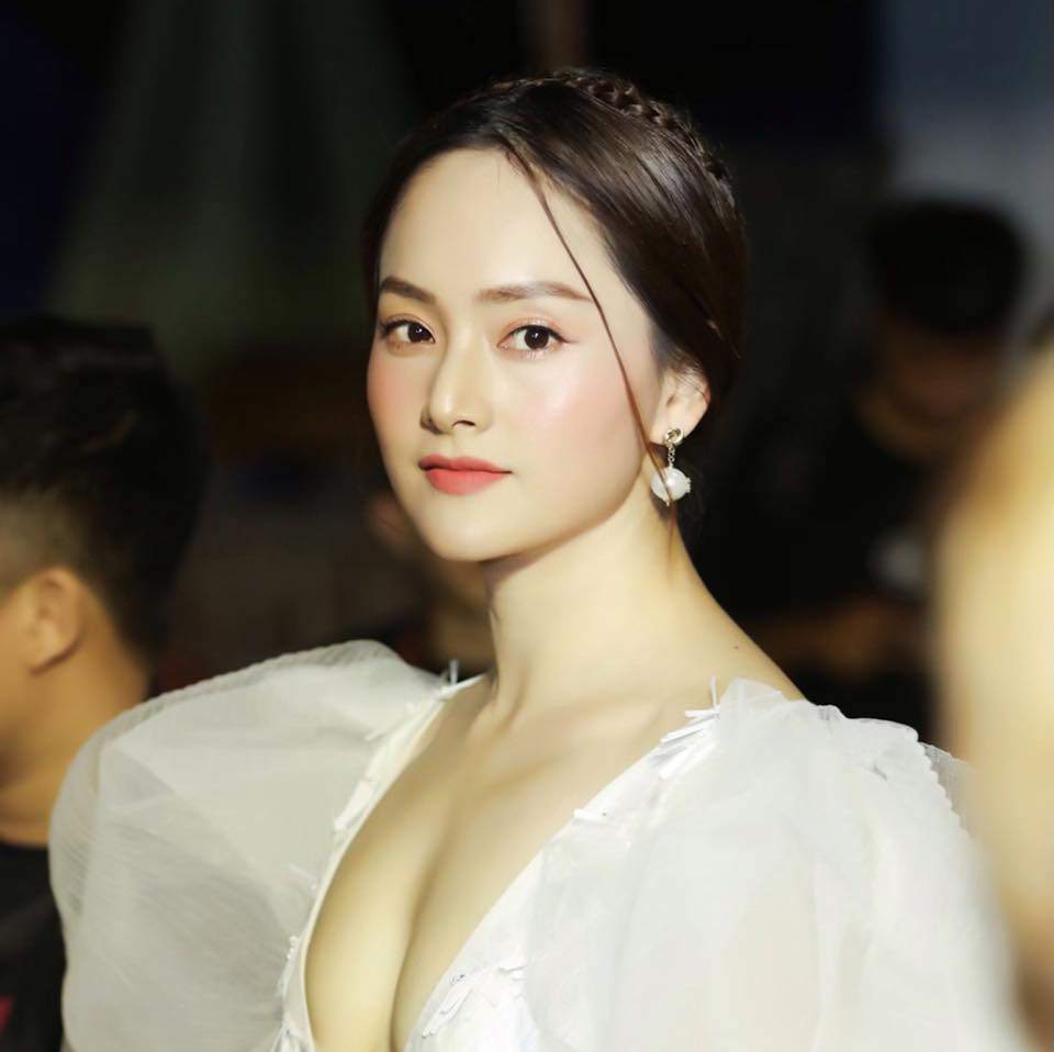 Mỹ nhân Việt lộ ngực trần khi cho con bú, có người vén áo ngay trong thang máy-6