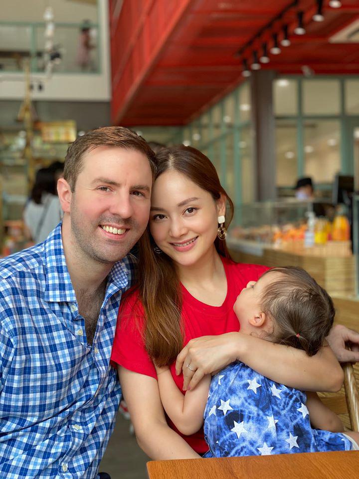 Mỹ nhân Việt lộ ngực trần khi cho con bú, có người vén áo ngay trong thang máy-7