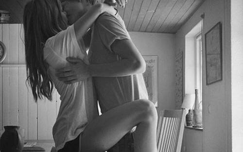 Tại sao đàn ông thích hôn môi đến thế? Biết lý do tôi đã chủ động hôn chồng mỗi ngày-1