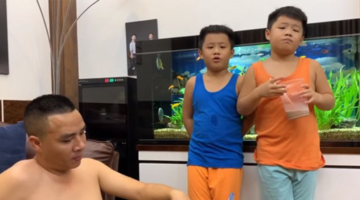 Bất ngờ với cách dạy dỗ và xưng hô của Mạnh Hùng với hai con trai MC Hoàng Linh-1