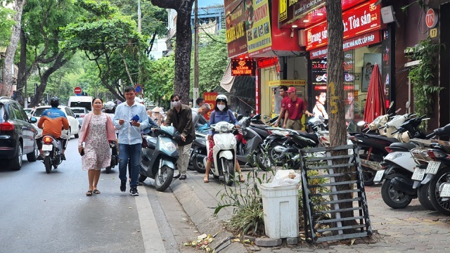 Xách bao tiền đi mua vàng, cửa hàng xin nợ vàng vì bị khách vét sạch-1