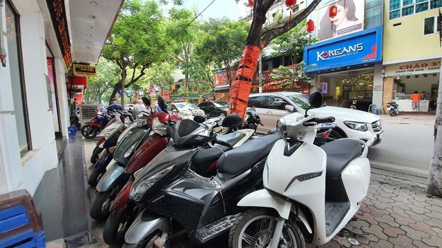 Xách bao tiền đi mua vàng, cửa hàng xin nợ vàng vì bị khách vét sạch-2