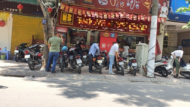 Xách bao tiền đi mua vàng, cửa hàng xin nợ vàng vì bị khách vét sạch-4