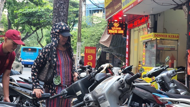 Xách bao tiền đi mua vàng, cửa hàng xin nợ vàng vì bị khách vét sạch-5