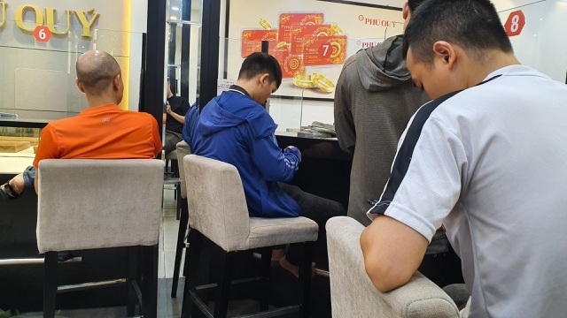 Xách bao tiền đi mua vàng, cửa hàng xin nợ vàng vì bị khách vét sạch-6