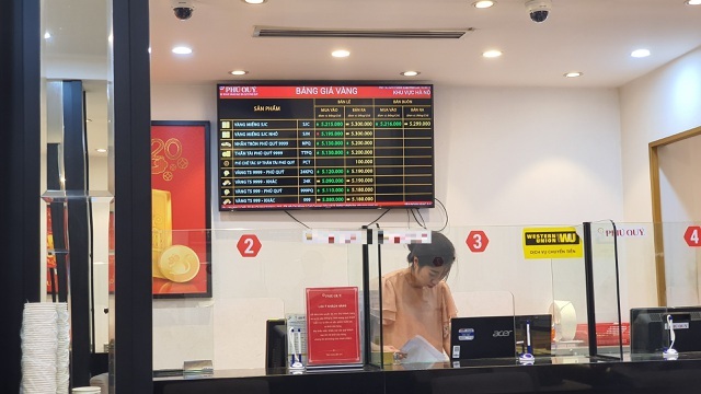 Xách bao tiền đi mua vàng, cửa hàng xin nợ vàng vì bị khách vét sạch-7