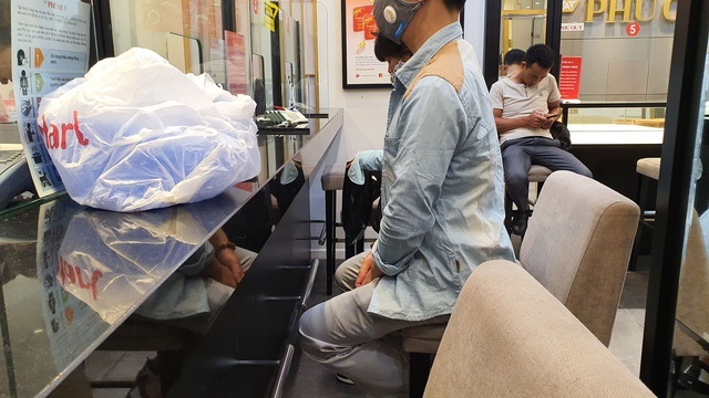 Xách bao tiền đi mua vàng, cửa hàng xin nợ vàng vì bị khách vét sạch-9