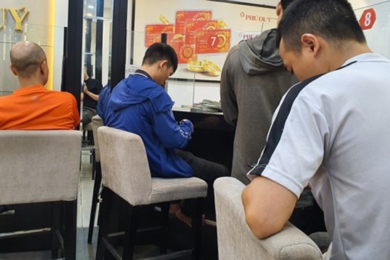 Xách bao tiền đi mua vàng, cửa hàng xin nợ vàng vì bị khách 'vét' sạch
