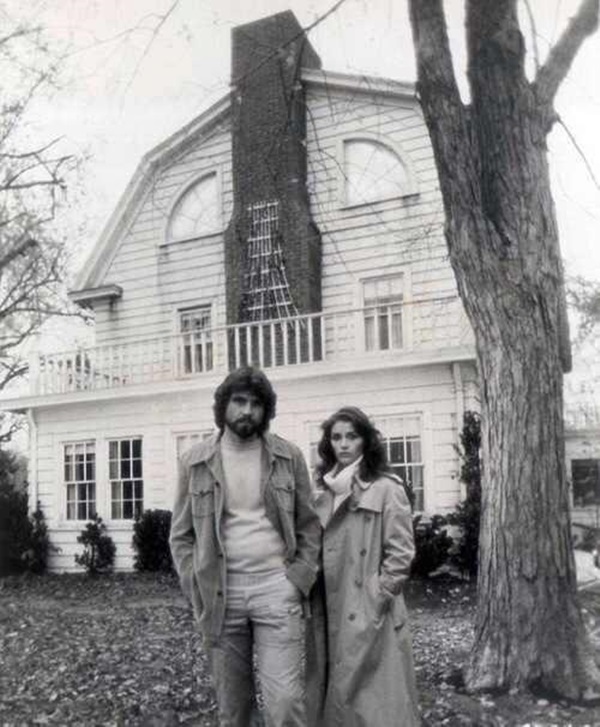 Bức ảnh chụp bé trai bí ẩn tại ngôi nhà từng xảy ra vụ thảm sát gia đình 6 người nổi tiếng nước Mỹ gây ám ảnh và tranh cãi dữ dội-2