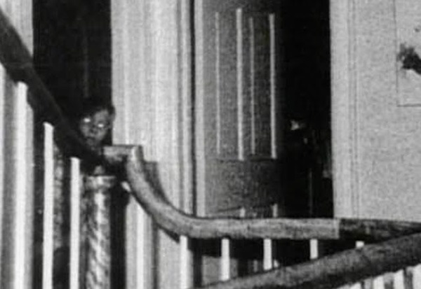 Bức ảnh chụp bé trai bí ẩn tại ngôi nhà từng xảy ra vụ thảm sát gia đình 6 người nổi tiếng nước Mỹ gây ám ảnh và tranh cãi dữ dội-3