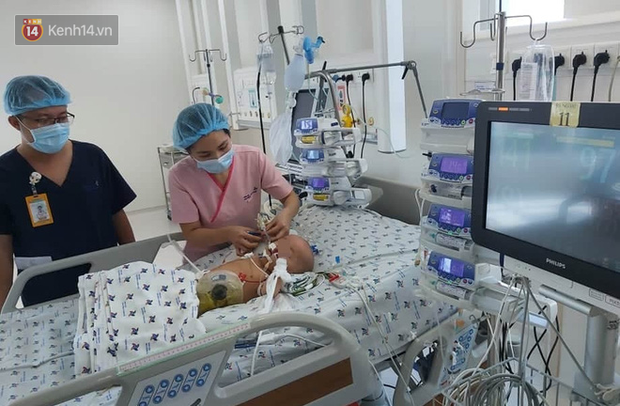 Thông tin mới nhất của cặp song sinh được tách rời: Bé Diệu Nhi đã cai máy thở, phản xạ tốt khi nghe giọng cha mẹ-1