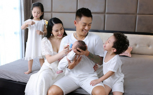Trước khi tuyên bố giải nghệ, Tuấn Hưng từng nhiều lần được khen là ông chồng, ông bố quốc dân vì những hành động chăm con cực khéo-2