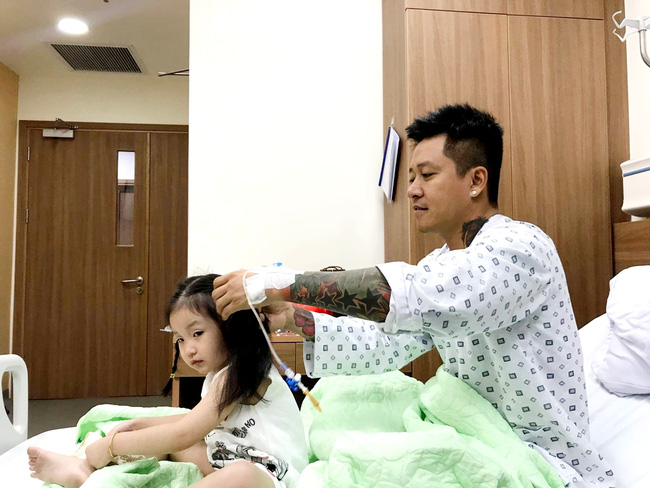 Trước khi tuyên bố giải nghệ, Tuấn Hưng từng nhiều lần được khen là ông chồng, ông bố quốc dân vì những hành động chăm con cực khéo-6