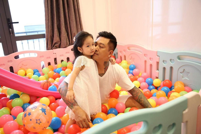 Trước khi tuyên bố giải nghệ, Tuấn Hưng từng nhiều lần được khen là ông chồng, ông bố quốc dân vì những hành động chăm con cực khéo-7