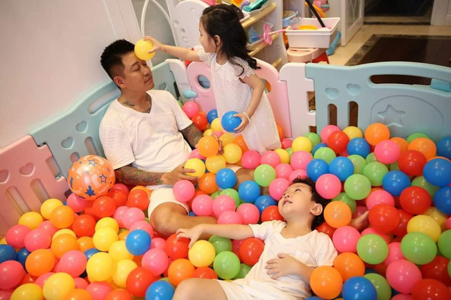 Trước khi tuyên bố giải nghệ, Tuấn Hưng từng nhiều lần được khen là ông chồng, ông bố quốc dân vì những hành động chăm con cực khéo-8