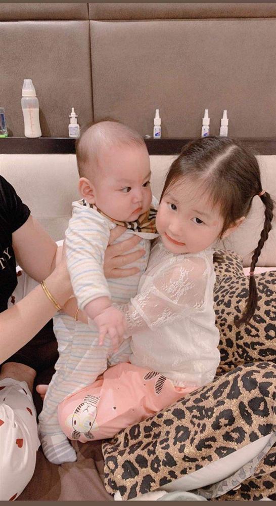 Trước khi tuyên bố giải nghệ, Tuấn Hưng từng nhiều lần được khen là ông chồng, ông bố quốc dân vì những hành động chăm con cực khéo-10