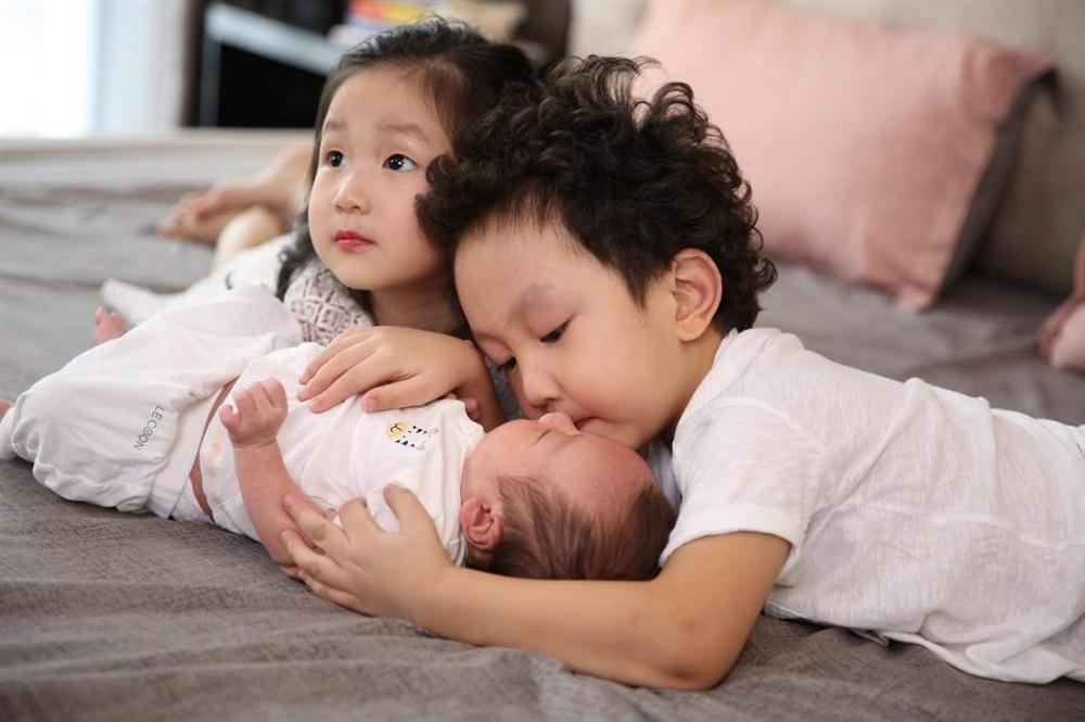 Trước khi tuyên bố giải nghệ, Tuấn Hưng từng nhiều lần được khen là ông chồng, ông bố quốc dân vì những hành động chăm con cực khéo-11