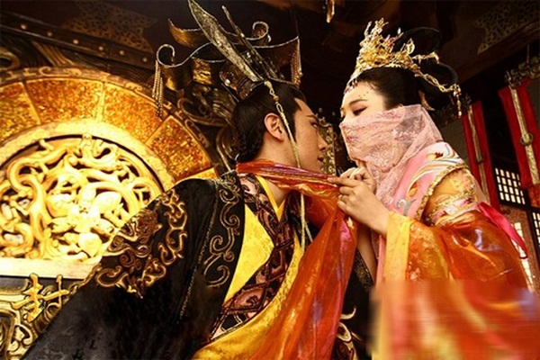 Nàng Vương phi dùng một chiêu trên giường mà khiến Đế Vương điên đảo, làm đủ trò tai quái để đổi lấy nụ cười của mỹ nhân nhưng vẫn nhận cái kết bi kịch-2