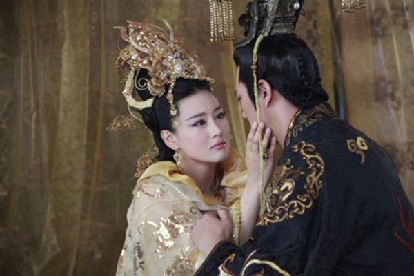 Nàng Vương phi dùng một chiêu trên giường mà khiến Đế Vương điên đảo, làm đủ trò tai quái để đổi lấy nụ cười của mỹ nhân nhưng vẫn nhận cái kết bi kịch-3