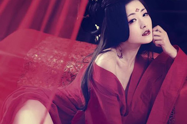 Vương phi Monaco xinh đẹp nhất thế giới gây choáng với mái tóc cạo nửa đầu, từ vẻ đẹp nữ thần trở nên nổi loạn, lý do vì đâu?-7