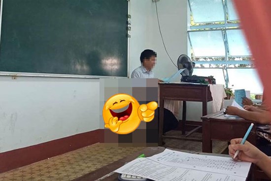 Thầy giáo ngồi giảng bài trong lớp, mọi thứ rất bình thường cho đến khi học sinh nhìn xuống dưới: Chuyện gì đang xảy ra vậy?