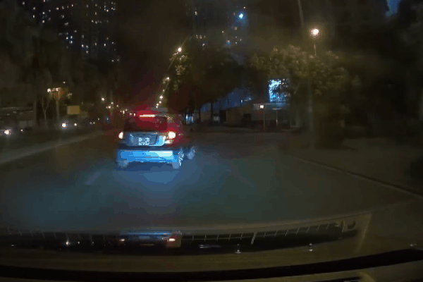 CLIP: Tài xế bị o ép giữa 2 xe đi ẩu và cú đâm kinh hoàng làm thay đổi cục diện