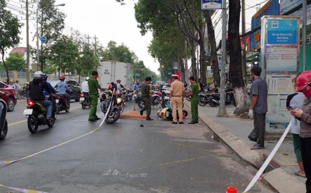 Đón con đi học về, người mẹ đang nghỉ thai sản bị xe chở chất thải cán tử vong, bé trai nguy kịch-1