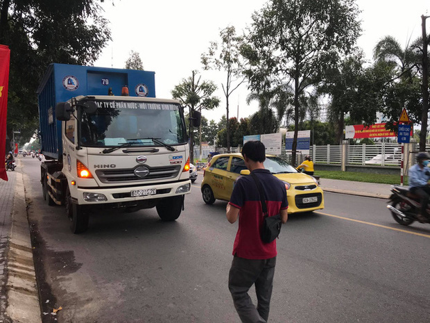 Đón con đi học về, người mẹ đang nghỉ thai sản bị xe chở chất thải cán tử vong, bé trai nguy kịch-2